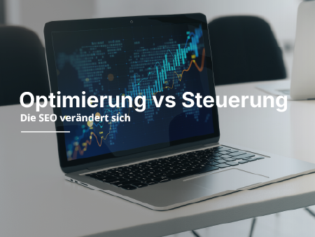 Ein Laptop steht auf einem Tisch.