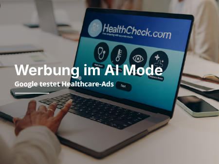 Person tippt auf Laptop mit HealthCheck.com zum Thema Healthcare-Ads im AI Mode.
