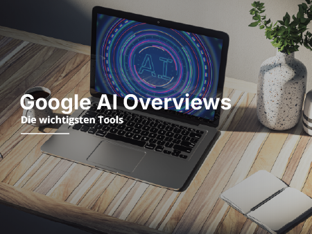 Ein Laptop steht auf einem Tisch und daneben sind eine Pflanze und ein Notizbuch zusehen.