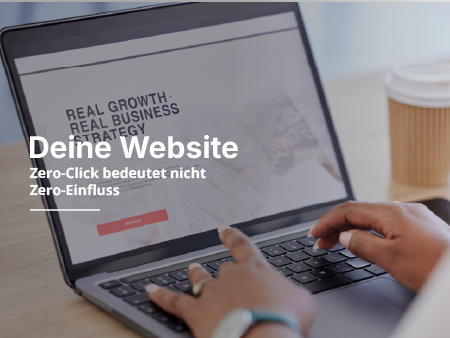 Eine Person tippt auf einem Laptop, auf dessen Bildschirm über einem Firmenlogo.