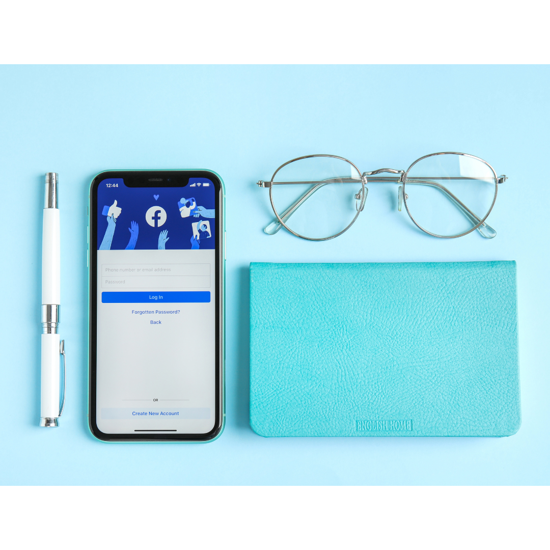 Ein Stift, ein Handy, eine Brille und eine Brieftasche auf blauem Hintergrund