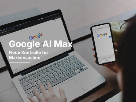 Person nutzt Laptop und Smartphone mit geöffneter Google-Startseite.