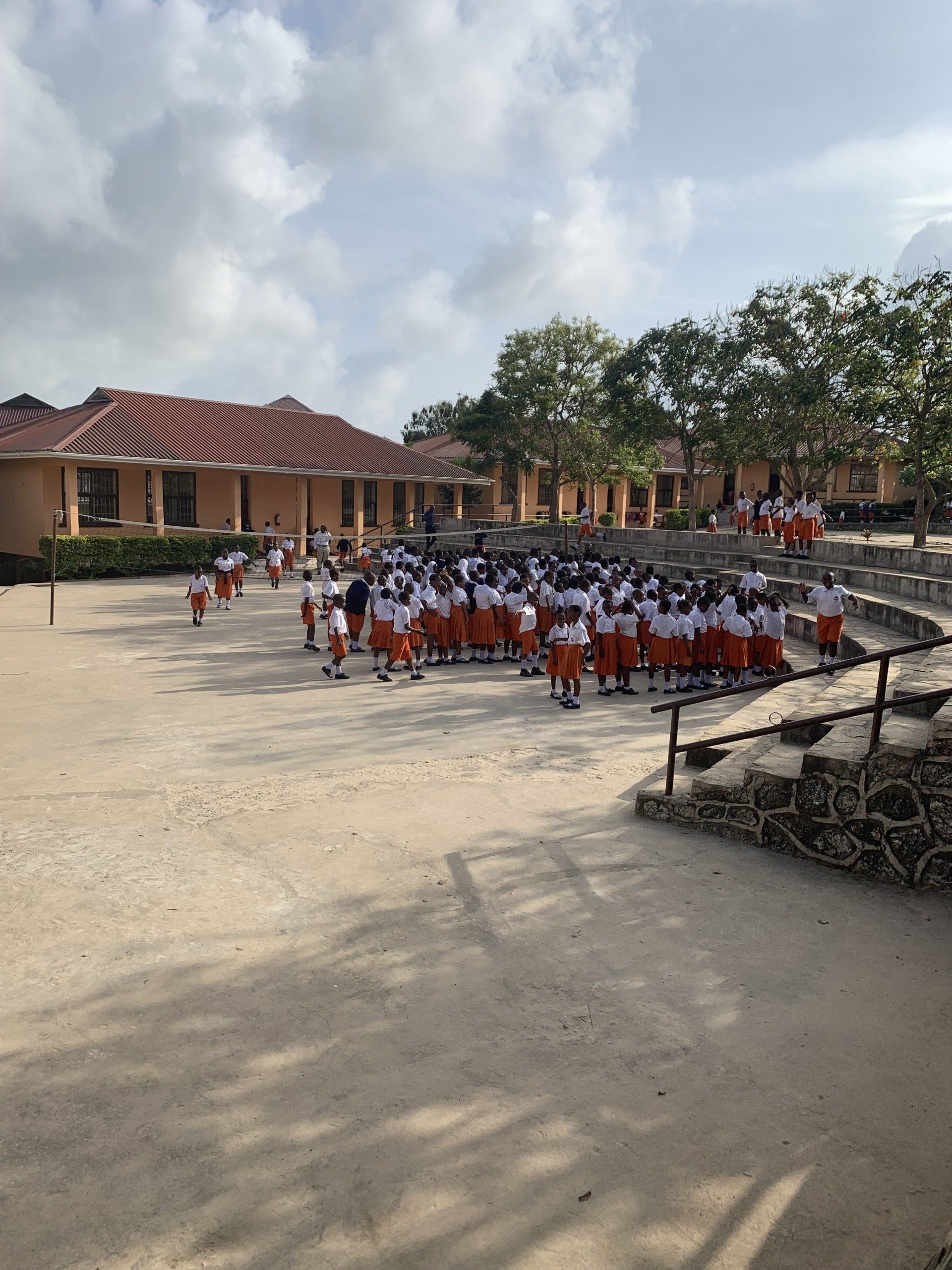 Eine große Gruppe von Kindern steht vor einem Gebäude