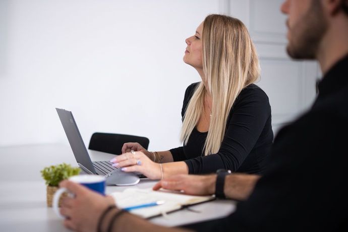 Janine and Tom in a meeting room at netpulse AG, discussing innovative online marketing strategies