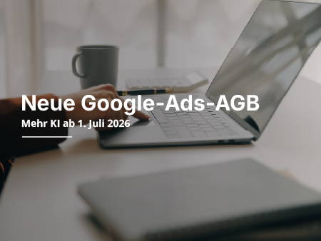 Laptop zwischen Notizbuch und Tasse zum Thema neue Google-Ads-AGB.
