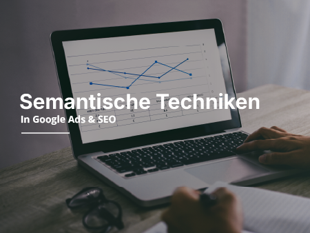 Ein Laptop mit Analysen auf dem Bildschirm steht auf dem Tisch.