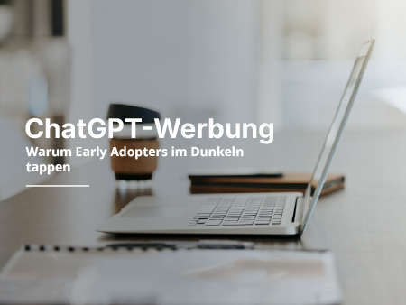 Ein Laptop auf einem Schreibtisch neben einer Kaffeetasse.