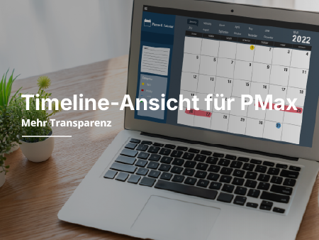 Ein Laptop auf welchem einen Kalender zusehen ist, steht neben einer Pflanze auf einem Tisch.