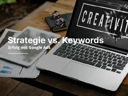 Ein Tablet liegt neben einem Laptop auf einem Tisch.