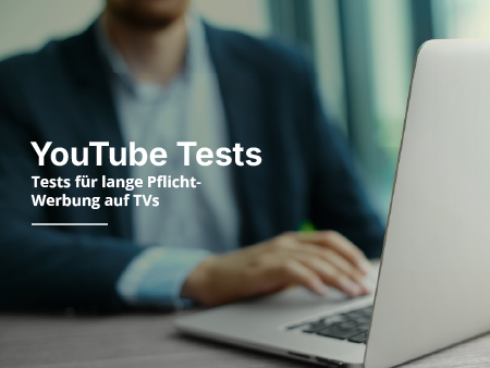 Ein Mann tippt auf einen Laptop.