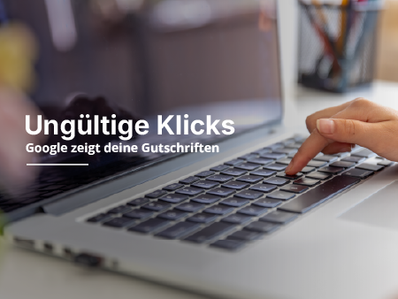 Person tippt auf Laptop-Tastatur zum Thema ungültige Klicks.