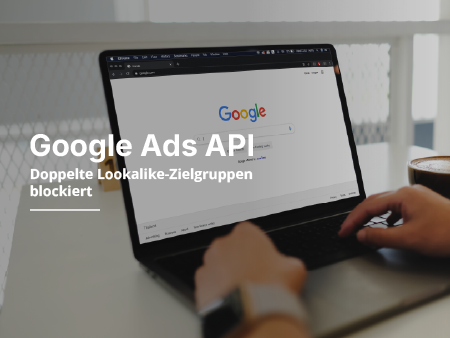 Eine Person tippt auf einen Laptop, welcher auf dem Tisch steht.