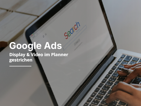 Eine Person sucht etwas bei Google auf einem Laptop.