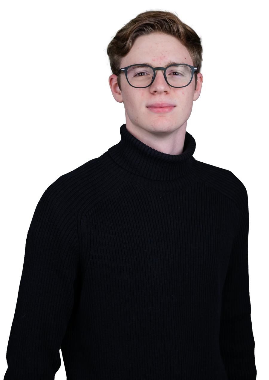 Ein junger Mann steht da und schaut in die Kamera