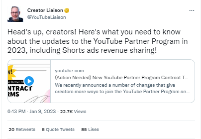 Ein Tweet von Creator Liaison zu den Aktualisierungen des YouTube-Partnerprogramms im Jahr 2023, einschließlich der Umsatzbeteiligung bei Kurzanzeigen.