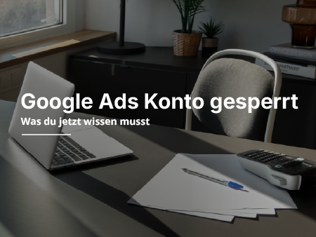 Ein Bueroraum mit einem Stuhl, Tisch, Laptop und Notizen.