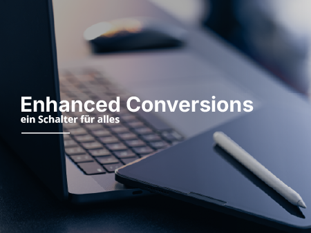 Ein Tabelt und ein weisser Tabletstift liegen auf einem Laptop.