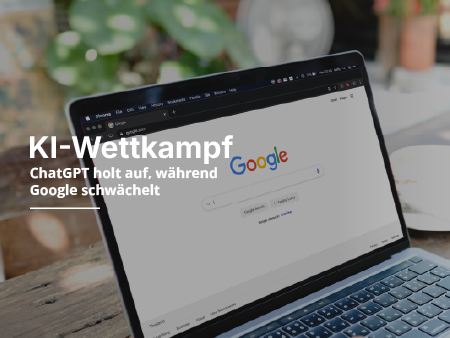 Laptop der auf einem Tisch steht, zeigt das Google Logo.