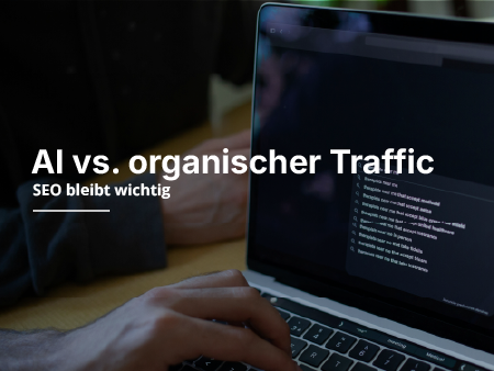 Eine Person tippt auf einen Laptop.