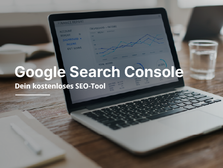 Laptop, auf dem das Dashboard der Google Search Console auf einem Holztisch angezeigt wird.