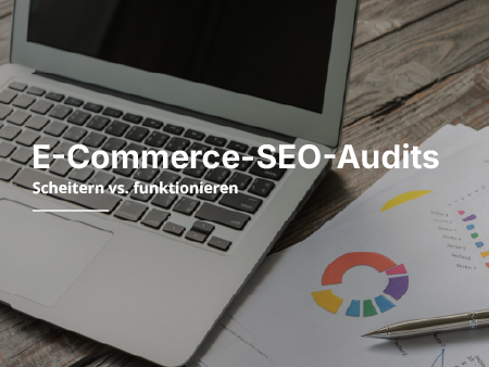 Laptop auf einem Holzschreibtisch mit Dokumenten und dem Text „E-Commerce-SEO-Audits.