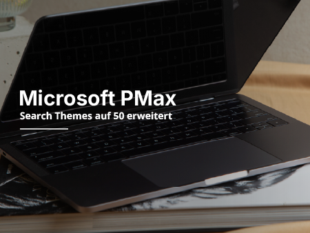 Laptop mit dem Text „Microsoft PMax Search Themes auf 50 erweitert”.