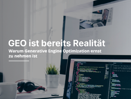 Laptop und Monitor mit Code, Text: ‚GEO ist Realität – warum es ernst genommen werden sollte.