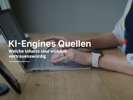 „Person tippt auf Laptop, Text: ‚KI-Engines Quellen – Welche Inhalte sind vertrauenswürdig‘“