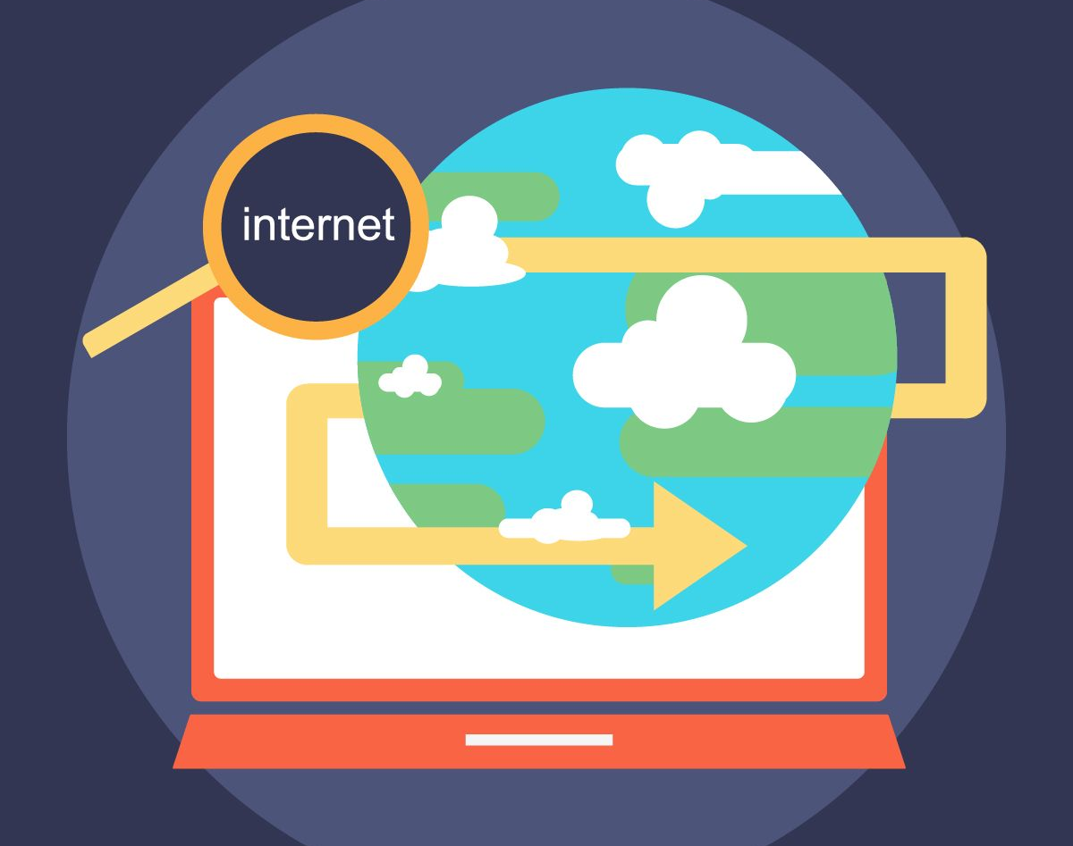 Auf einem Laptop-Bildschirm ist ein Globus zu sehen, über dem eine Lupe mit der Aufschrift „Internet“ schwebt, um die gelbe Pfeile kreisen.