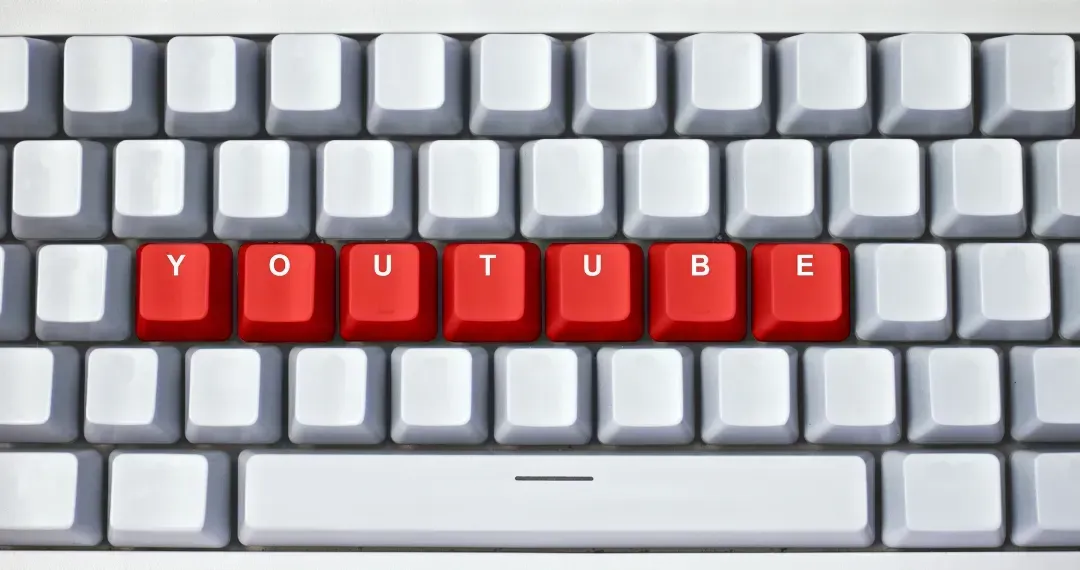 Weisse Tastatur worauf Youtube geschrieben ist in Roter Schrift.