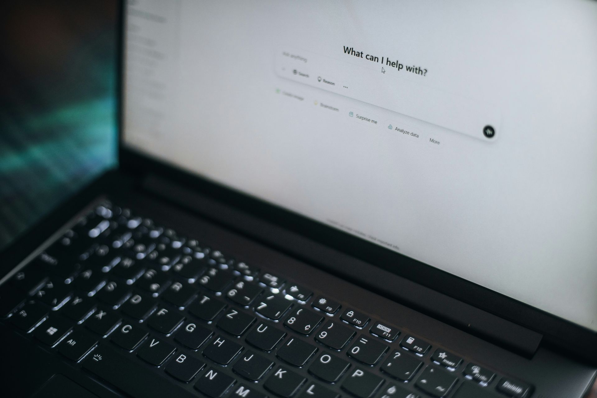 Ein Laptop worauf man die Seite von ChatGPT sehen kann.