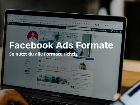 Auf einem Laptop ist das Facebook-Profil eines Mannes geöffnet