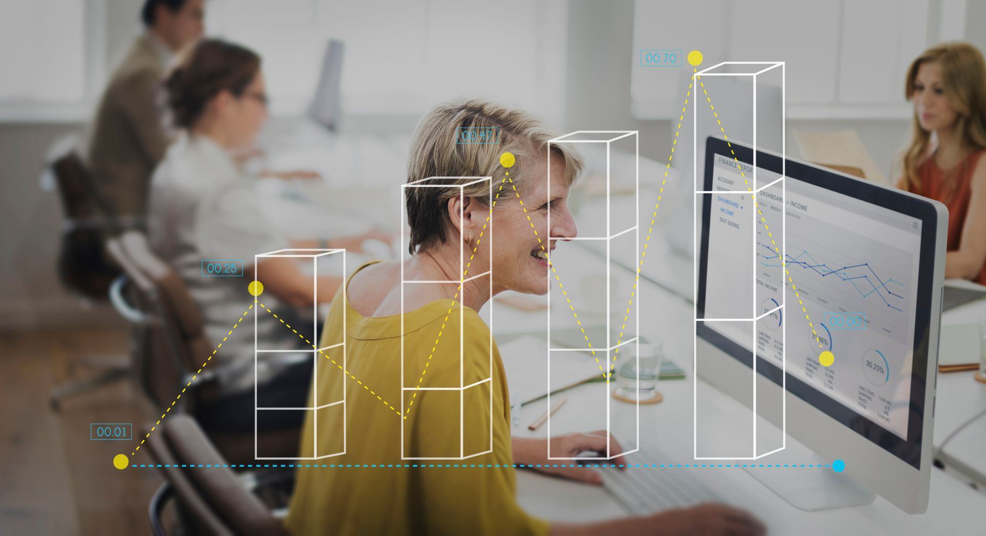 Frau lächelt am Computer mit eingeblendeter Finanzwachstumsgrafik in einem Büro.