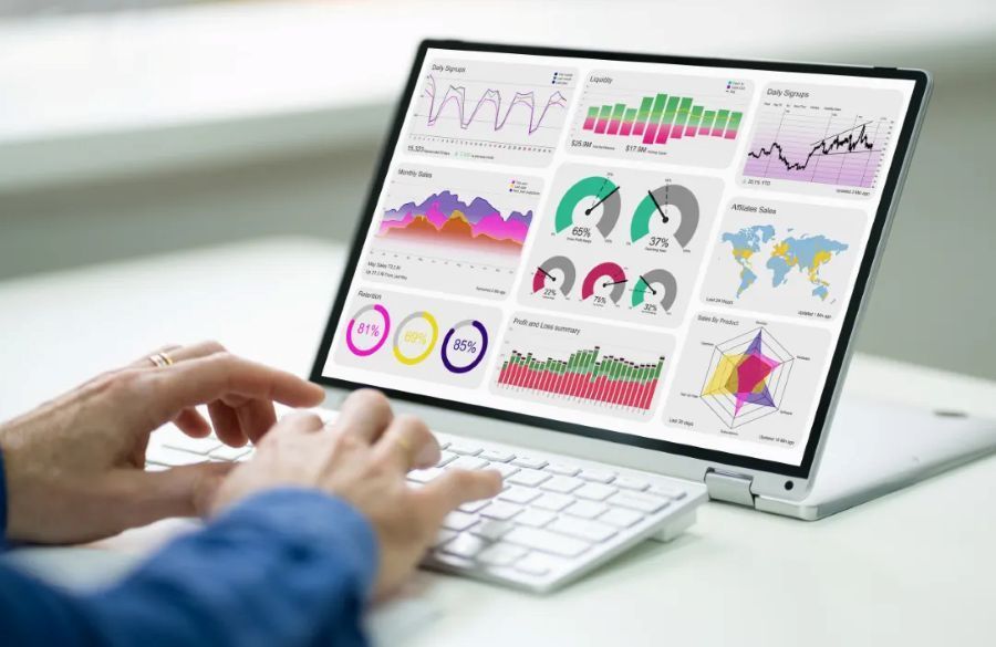 Bild eines Laptops mit farbigen Grafiken und Statistiken auf dem Screen