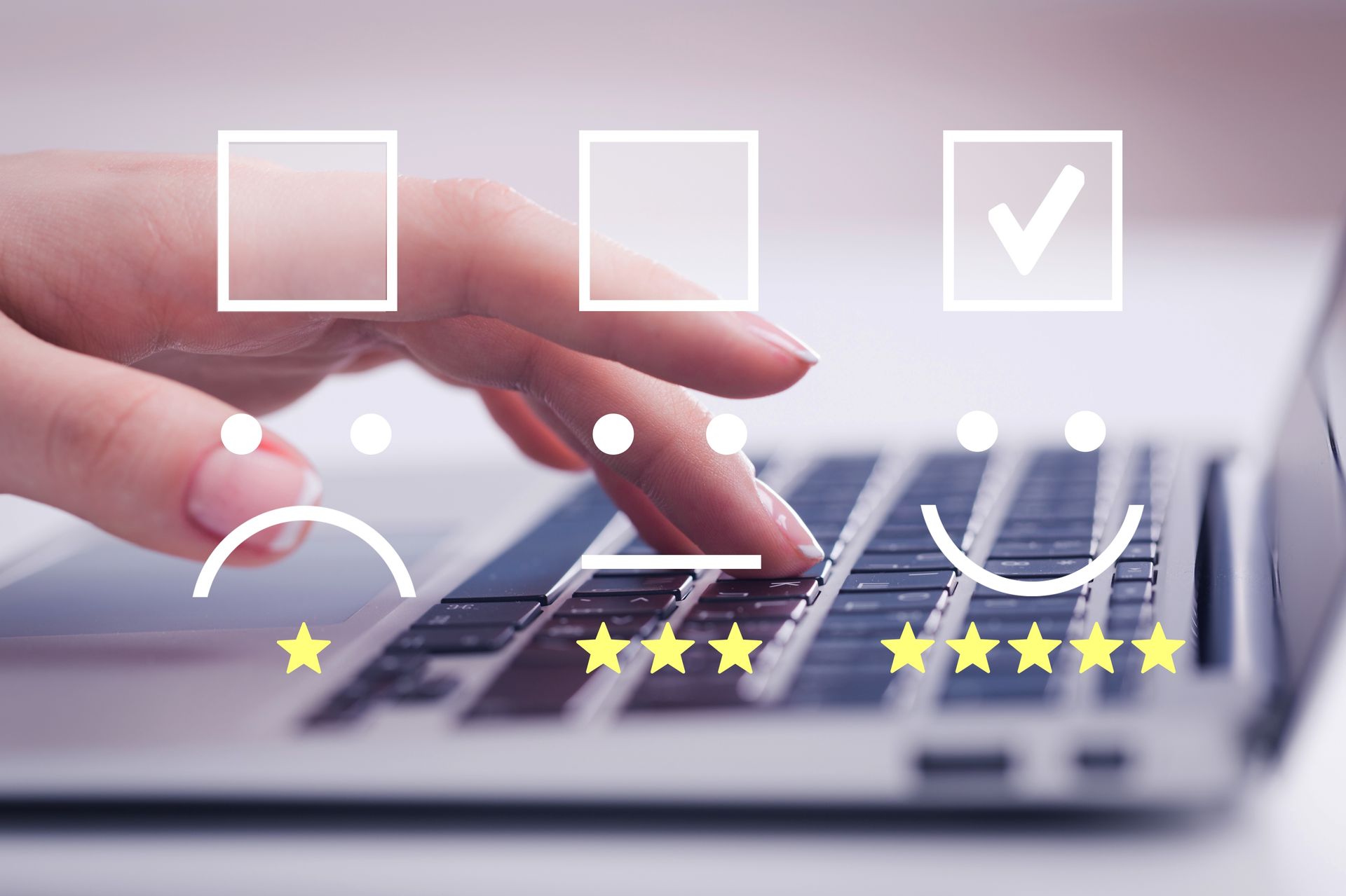 Eine Hand, die über der Tastatur eines Laptops schwebt, auf der digitale Symbole zu sehen sind, die eine Skala für eine Umfrage zur Kundenzufriedenheit darstellen.