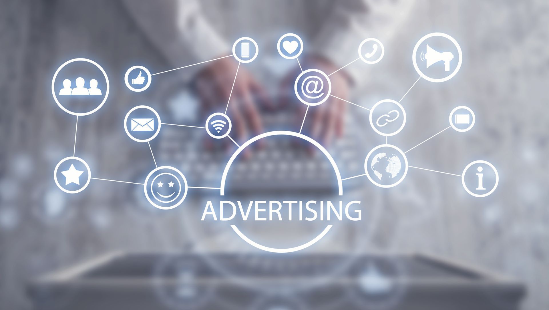 Illustration eines digitalen Werbenetzwerks mit verbundenen Marketing-Icons wie Social Media, E-Mail, Smartphone und Lautsprecher über einer Tastatur.
