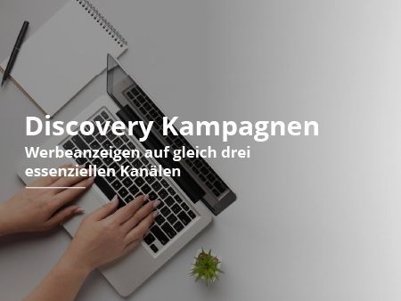 Eine Person tippt auf einem Laptop-Computer.