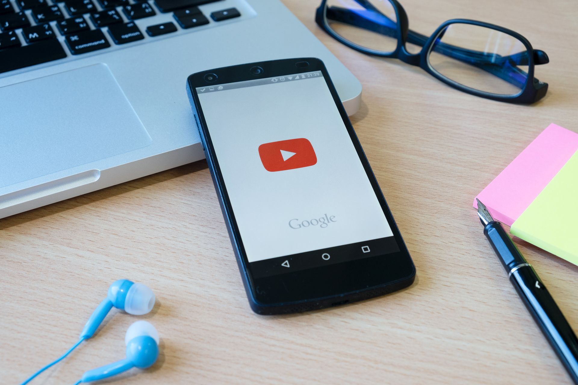 Ein YouTube Logo auf einem Handy