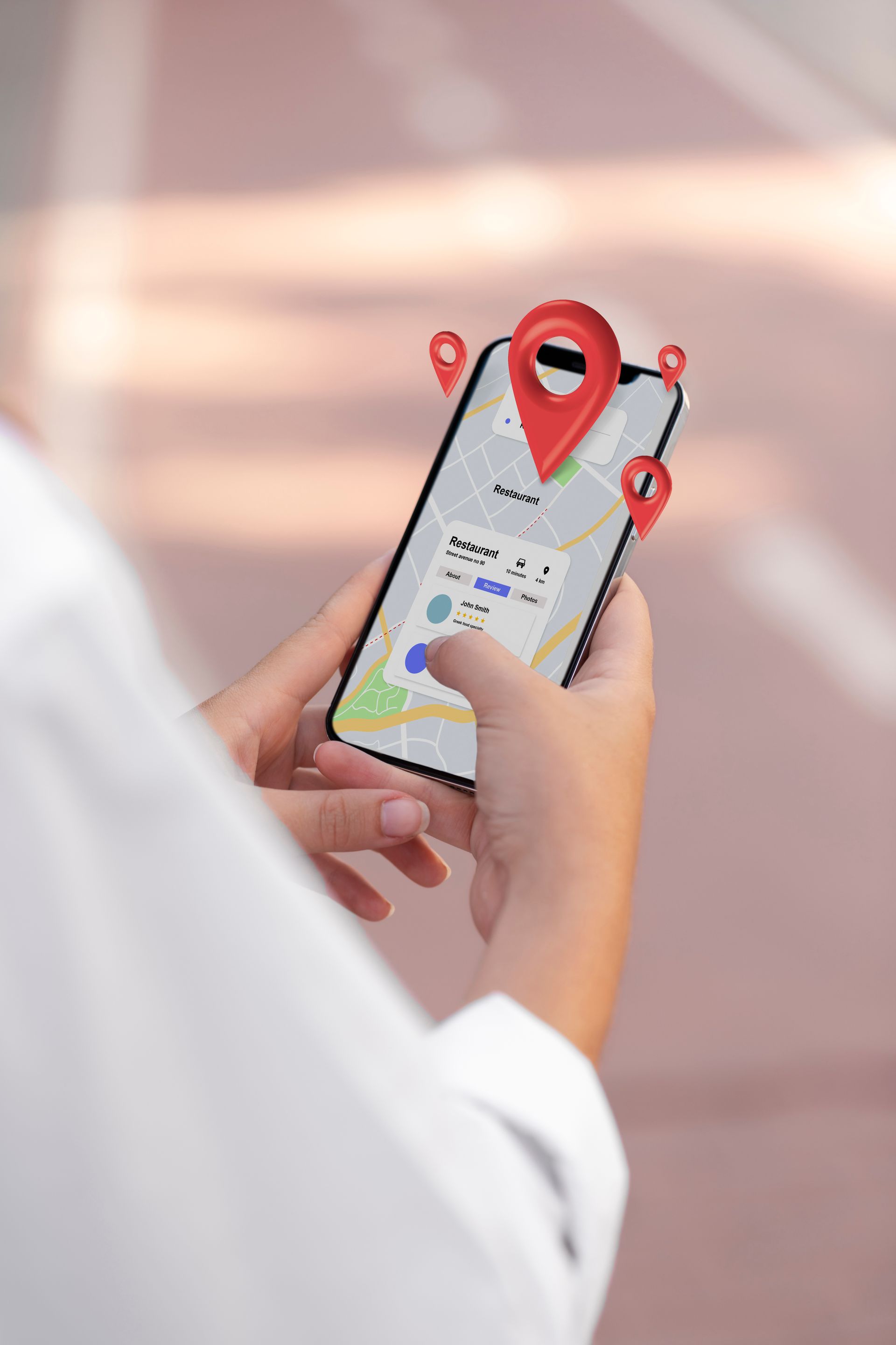 Eine Person hält ein Mobiltelefon mit einer Karte in der Hand.