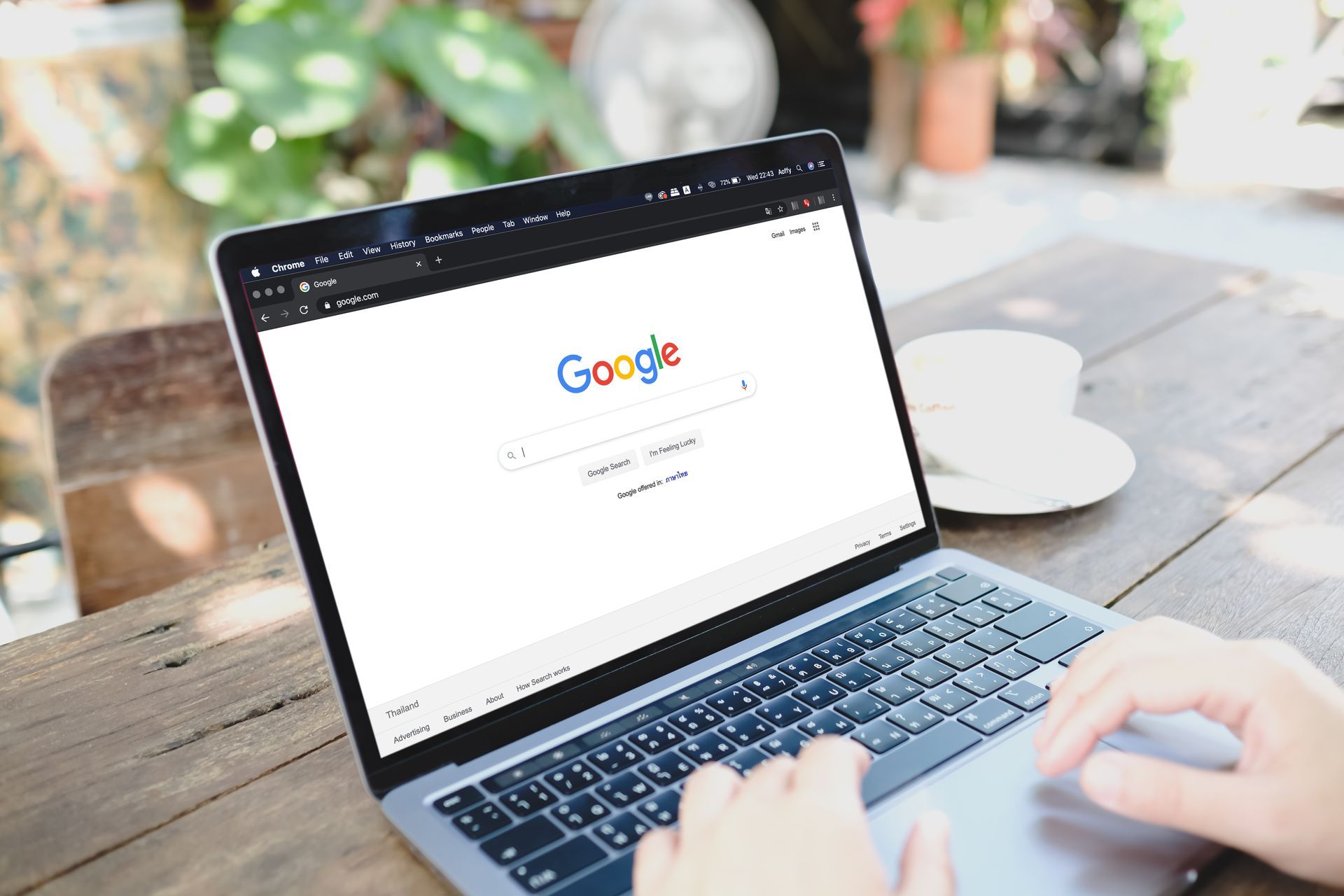 Eine Google-Suchleiste auf einem Laptop
