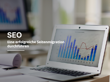 Ein Laptop mit einer Grafik auf dem Bildschirm steht auf einem Schreibtisch.
