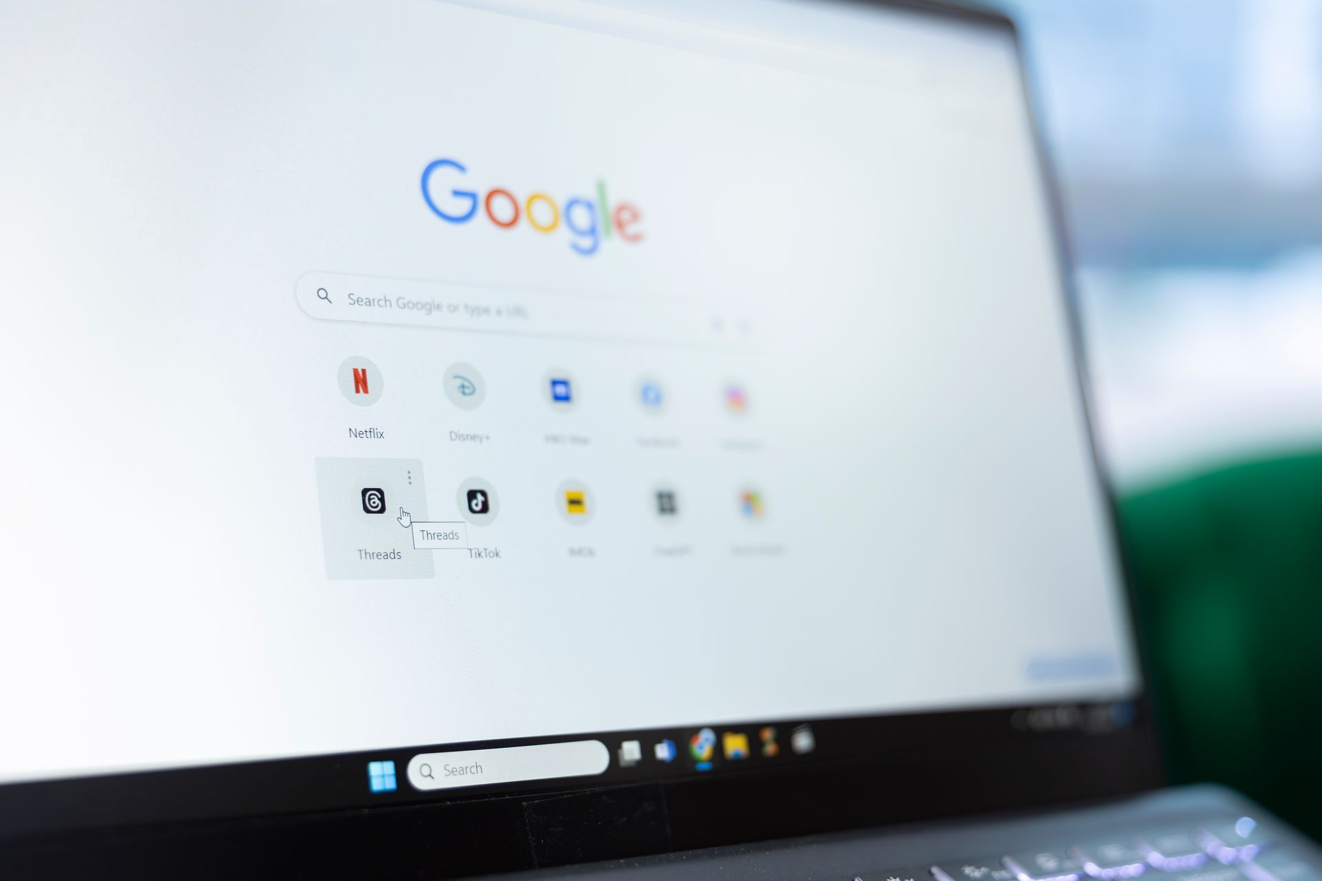 Eine Nahaufnahme eines Laptop-Bildschirms mit der Google-Suche