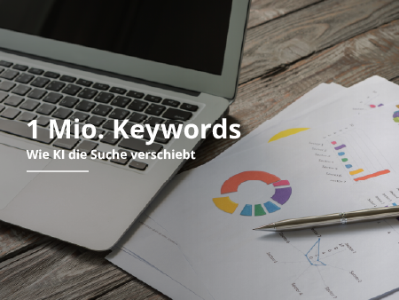 Laptop neben Keyword-Diagrammen auf einem Holztisch, mit den Texten „1 Mio. Keywords“ und „Wie KI di