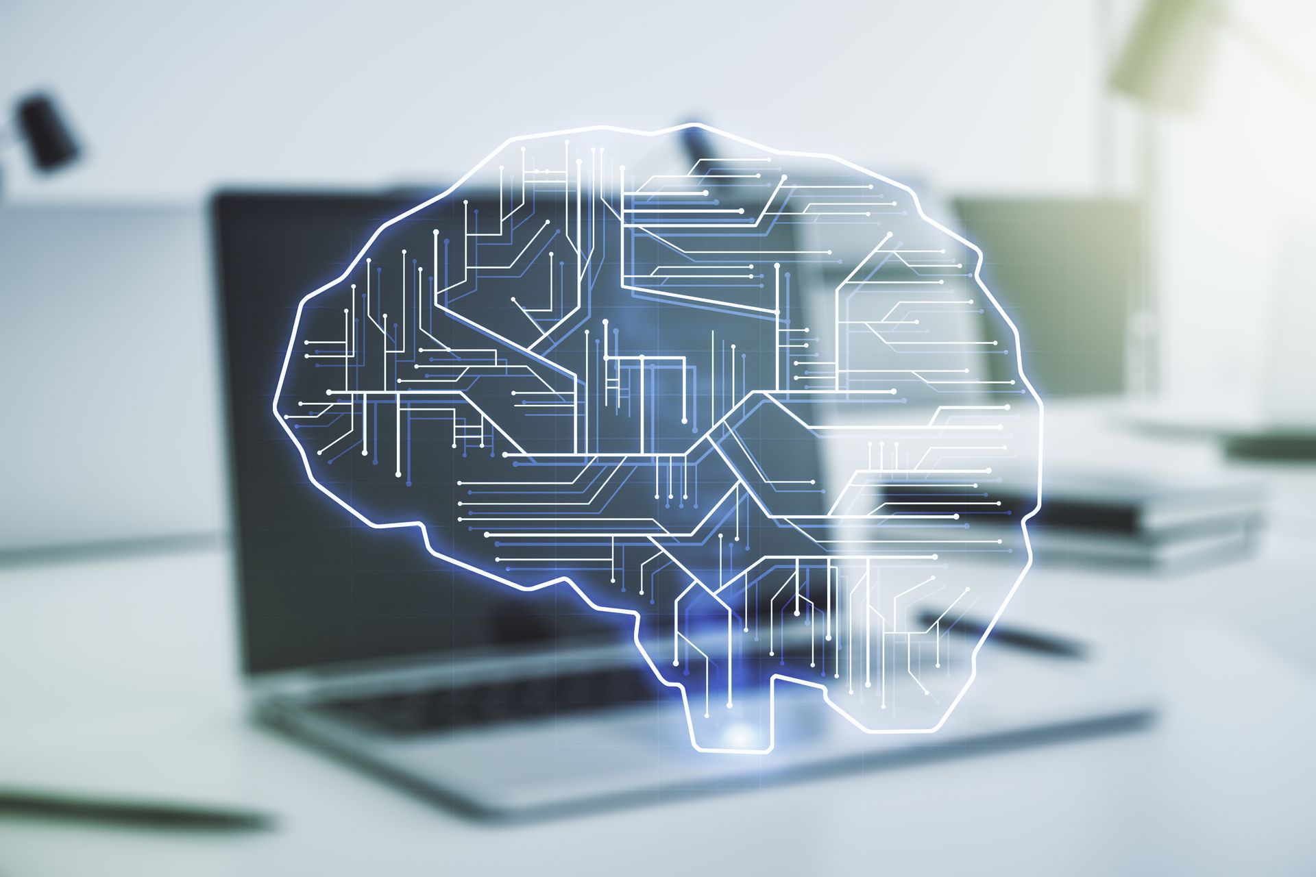 Laptop mit Überlagerung eines digitalen Gehirns, was auf KI oder Technologieintegration am Arbeitsplatz hindeutet.