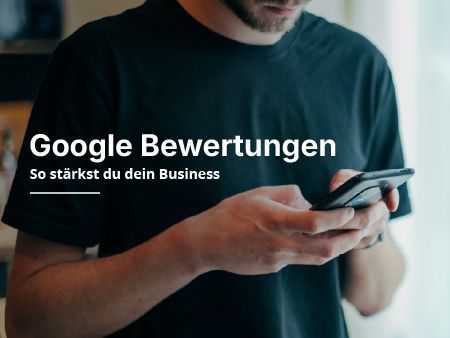 Ein Mann hält ein Handy in der Hand