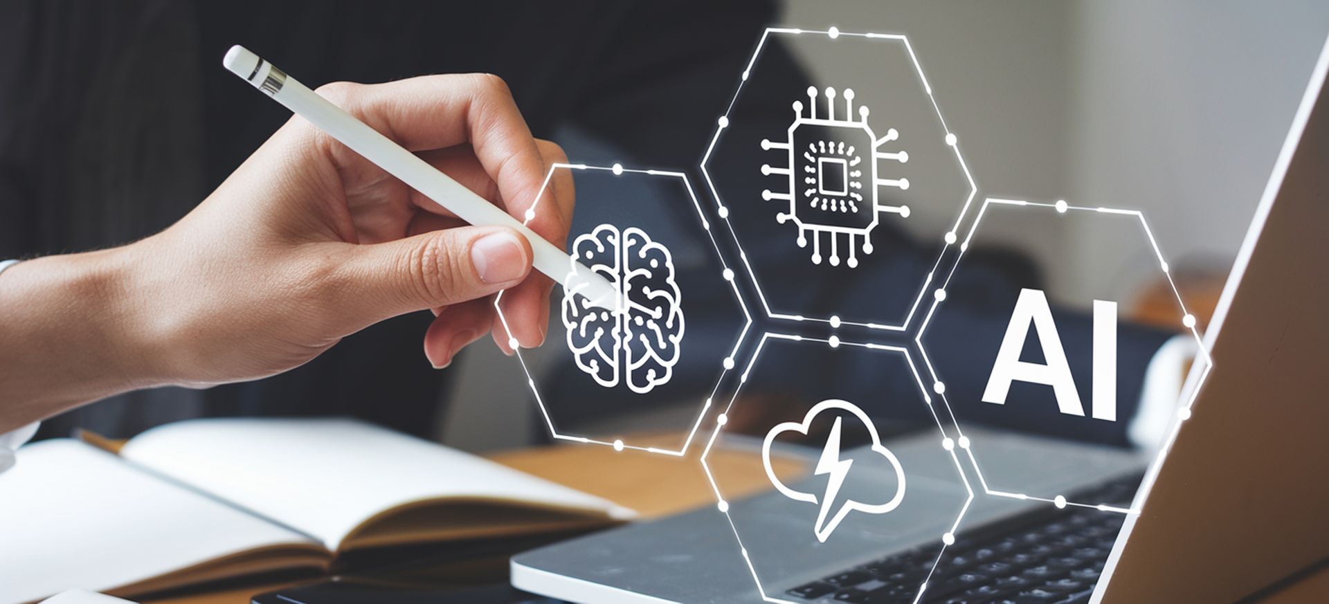 Eine Person schreibt mit einem Bleistift neben einem Laptop, überlagert von Symbolen mit Bezug zu KI.