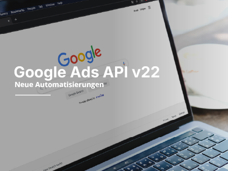 Ein Laptop mit dem Google Logo auf dem Bildschirm.