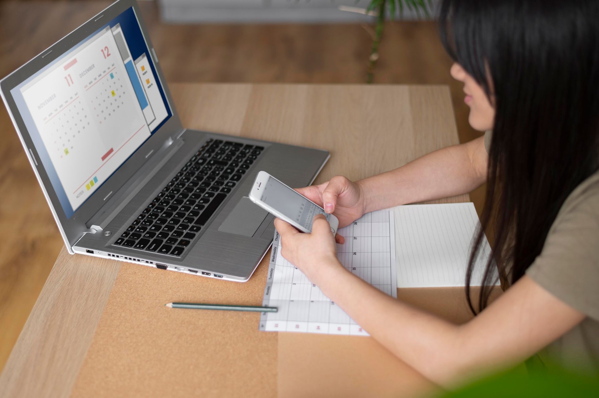 Eine Frau bucht einen Termin online
