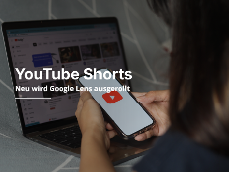 Eine Person, die ein Handy vor einen Laptop hält, auf dem „youtube shorts“ steht