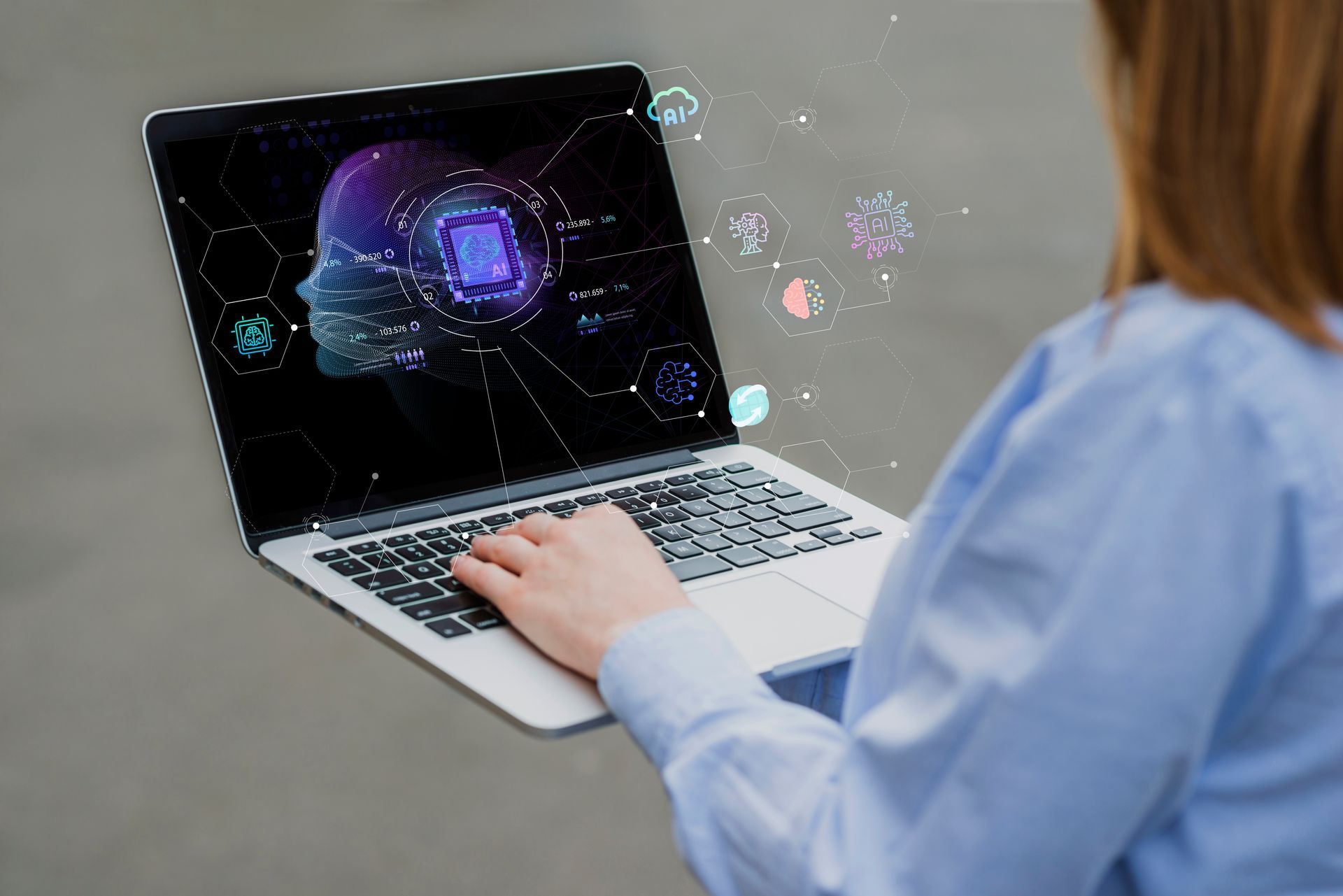 Frau, die einen Laptop benutzt, auf dem eine KI-Kopfgrafik mit Datenpunkten angezeigt wird.